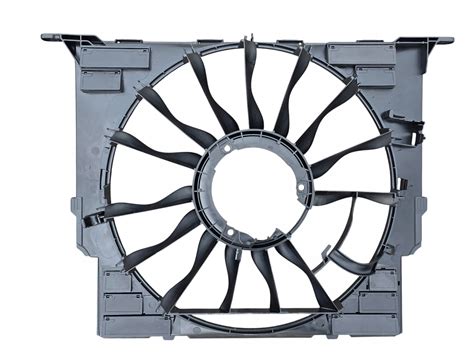 Detail elektrického ventilátora chladiča a medzichladiča (intercoolera)