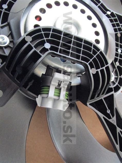 Detailný pohľad na proces odpojenia kábla ventilátora chladiča od základnej dosky.