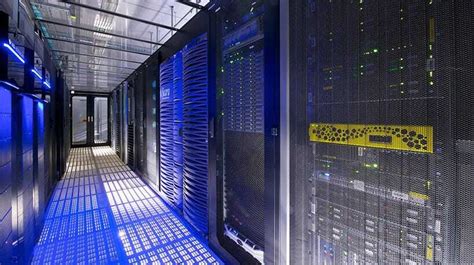 Ilustračná fotografia dátového centra s radmi serverových skríň