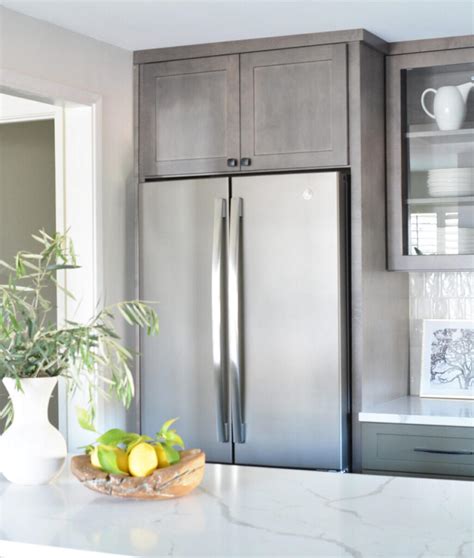 Ilustračná fotografia technika opravujúceho chladničku v kuchyni