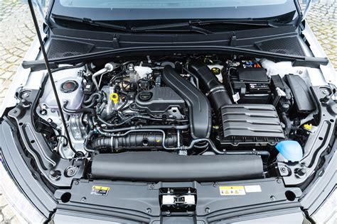 Ilustračná fotografia motora Škoda Superb II s otvorenou kapotou