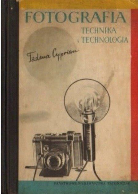 Ilustračná fotografia technika vykonávajúceho kontrolu chladničky