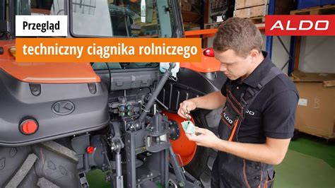 Fotografia mechanika pracujúceho na klimatizácii traktora