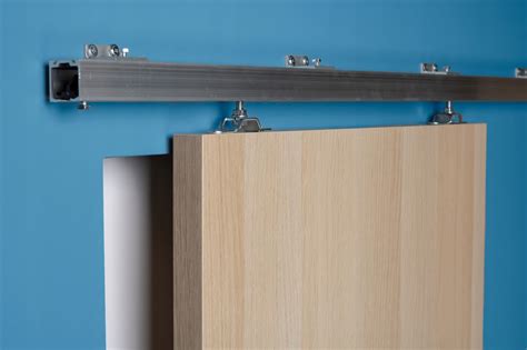 Fotografia detailu kvalitného kovania na posuvných dverách