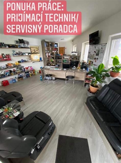 Ilustračná fotografia dielne s technikmi opravujúcimi chladničku.