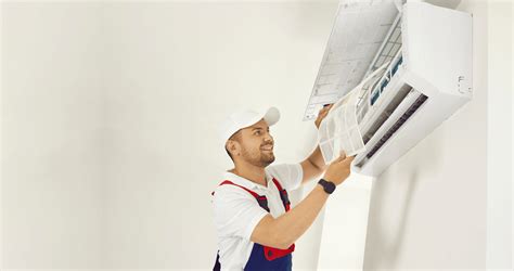 Foto technika vykonávajúceho profesionálny servis klimatizácie