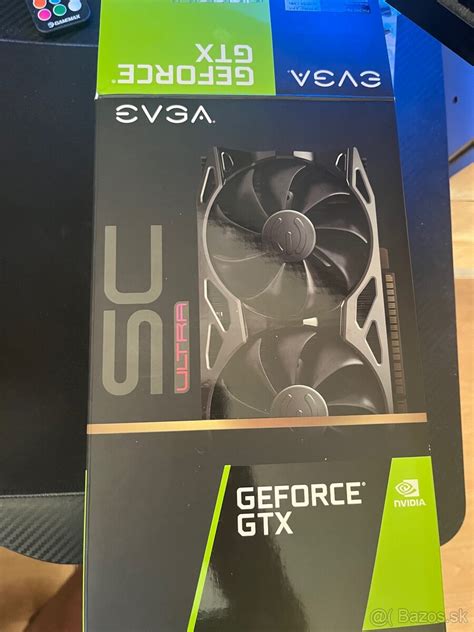 Detailný pohľad na grafickú kartu Nvidia GTX 470 s nainštalovaným blokom vodného chladenia