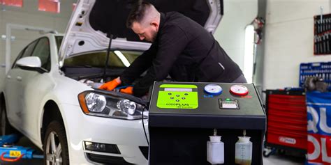 mechanik pracujúci na diagnostike klimatizácie v aute