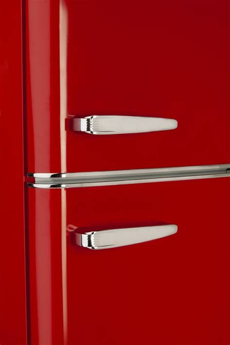 Detail retro chladničky Concept s otvorenými dvierkami