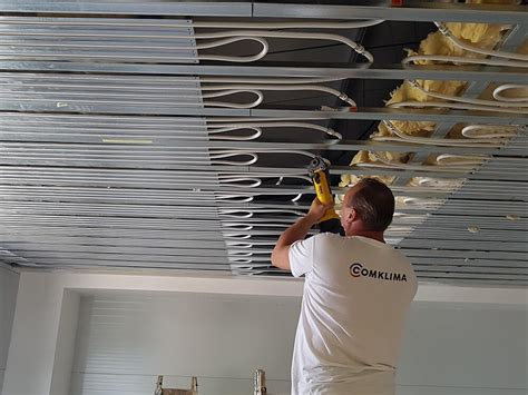 Detail sadrokartónového panelu so zabudovanými rúrkami na chladenie