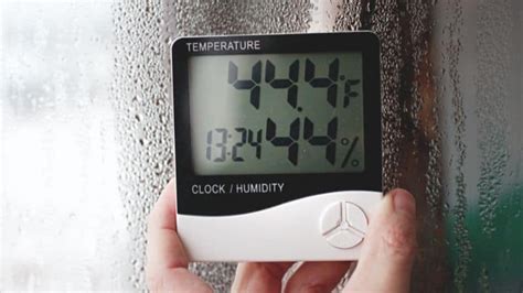 Detail LCD displeja zvlhčovača zobrazujúci úroveň vlhkosti a nastavenia časovača.