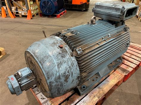 Náčrt základov pre 500kW motor s označenými minimálnymi voľnými priestormi