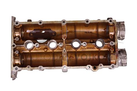 Fotografia motora Ford Fiesta MK5 so zameraním na veko hlavy valcov