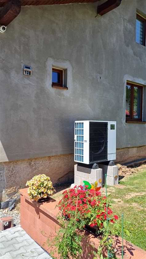 Ilustrácia odborníka montujúceho klimatizačnú jednotku