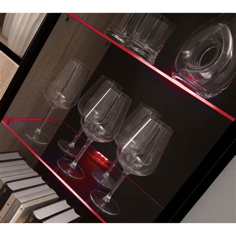 Interiér chladničky s detailným pohľadom na police, zásuvky a LED osvetlenie.