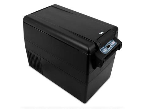 Fotografia rôznych typov prenosných chladničiek: chladiaci box s vložkami, elektrická kompresorová chladnička a menšia Peltierova chladnička.