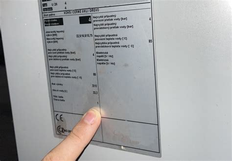 ilustrácia znázorňujúca umiestnenie typového štítku na chladničke