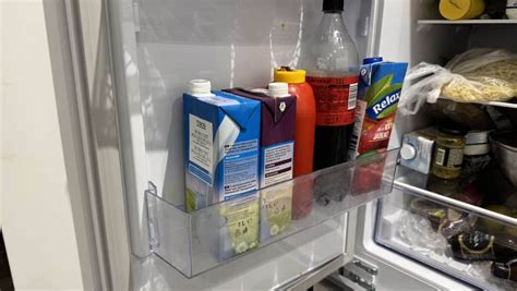 rozbitá polička vo dverách chladničky