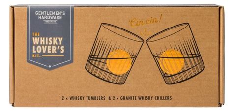 ilustrácia chladiacich kameňov v pohári s whisky