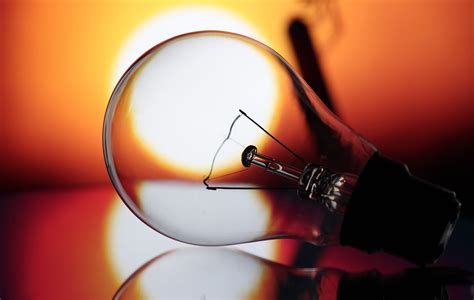 ikony znázorňujúce úsporu energie pri prechode z klasickej žiarovky na LED