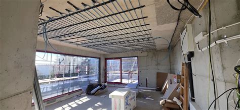 Vizualizácia stropného chladenia v interiéri obytnej budovy