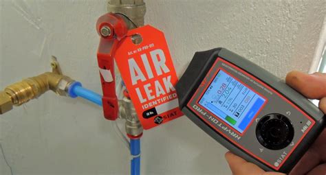 Detekcia netesnosti klimatizácie pomocou UV lampy a kontrastnej látky