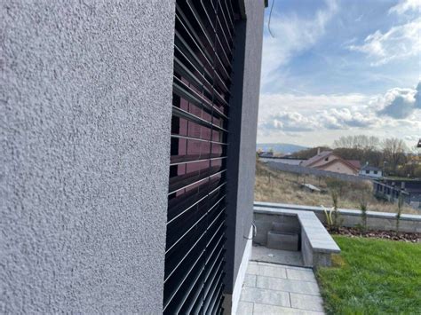 Infografika porovnávajúca energetickú náročnosť klimatizácie pri použití vonkajších žalúzií a bez nich