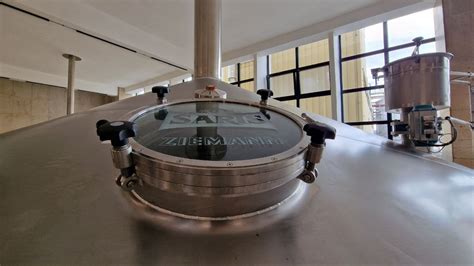 Fotografia cylindrokonických tankov (CCT) v modernom pivovare