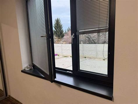 Ilustrácia: Osoba otvárajúca okno dokorán v zime pre krátke intenzívne vetranie