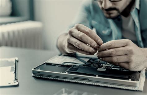 Ilustračná fotografia technika opravujúceho chladničku s náradím