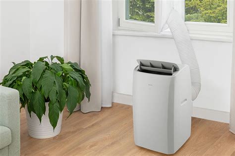 Ilustračná schéma mobilnej klimatizácie s vyznačenými komponentmi ako ventilátor, filter, odvodná hadica a ovládací panel.