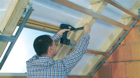 detailná infografika postupu inštalácie strešného okna s dôrazom na hydroizoláciu a parozábranu