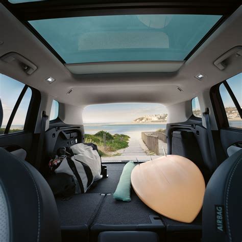 fotografia interiéru Volkswagen Sharan s vyklopenými a sklopenými sedadlami