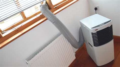 Ilustrácia prenosnej klimatizačnej jednotky s odvodovou hadicou