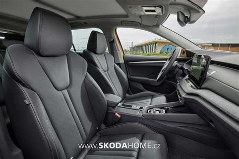 Ilustrácia interiéru vozidla Škoda Octavia 2 s ovládacími prvkami klimatizácie