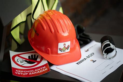 Fotografia montážneho tímu pri práci, s dôrazom na poriadok a precíznosť