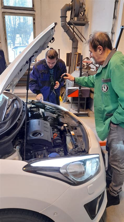 Tematické foto: Automechanik kontrolujúci autoklimatizáciu