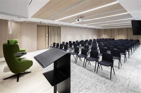 Tematické foto: moderná konferenčná sála s klimatizačnými jednotkami