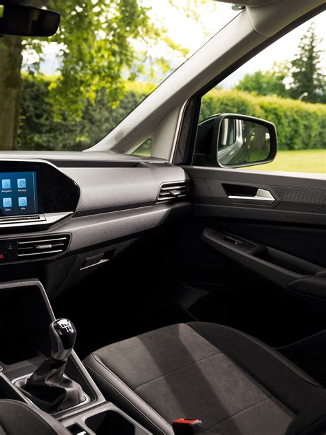 Interiér moderného automobilu s dvojzónovou klimatizáciou