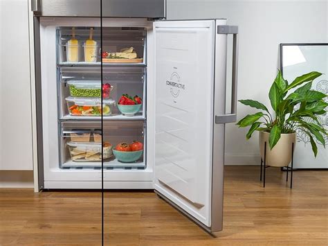 Interiér chladničky s detailom na zásuvku CrispZone a LED osvetlenie