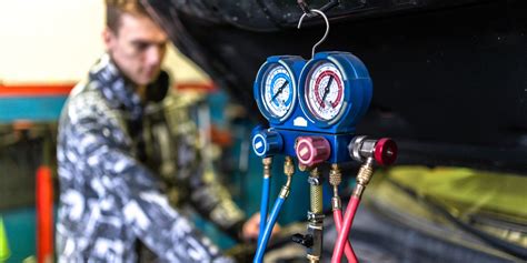 mechanik vykonávajúci údržbu klimatizácie vozidla