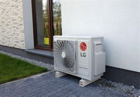 Inštalačná schéma klimatizácie, zobrazujúca vonkajšiu a vnútornú jednotku s prepojením.