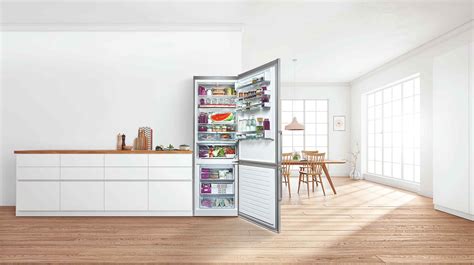 Priehľad do interiéru kombinovanej chladničky so sklenenými policami a CrispZone zásuvkou