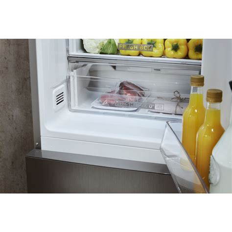 Detailný pohľad na nerezovú chladničku Whirlpool WTNF 81 I X v modernej kuchyni