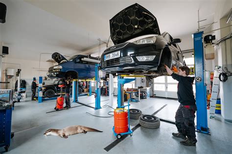 Ilustračná fotografia autoservisu s mechanikom pracujúcim na aute