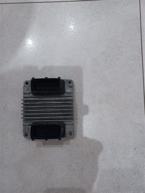 Detailný záber na konektor ventilátora a riadiacu jednotku otáčok