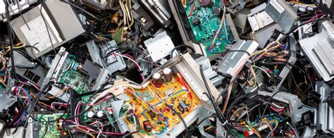 Ilustračná fotografia rôznych druhov elektroodpadu, vrátane starých chladničiek, počítačov a televízorov.