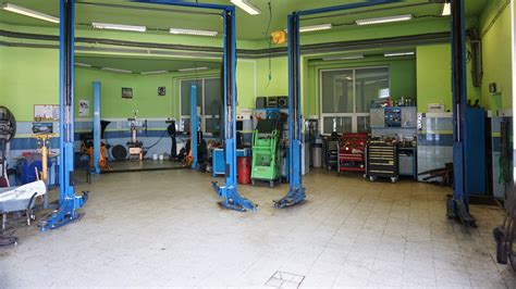 Schéma moderného autoservisu s diagnostickým vybavením a servisným zázemím