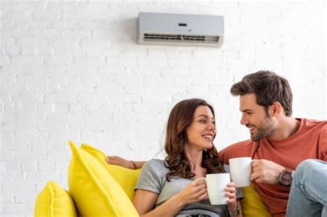 Interiérová fotka ukazuje nenápadne inštalovanú nástennú klimatizáciu Whirlpool