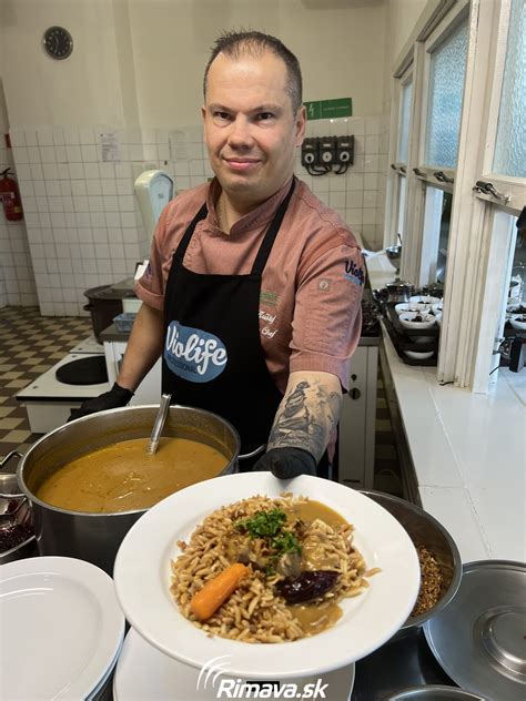 Tematické foto: Školská jedáleň s deťmi pri obede